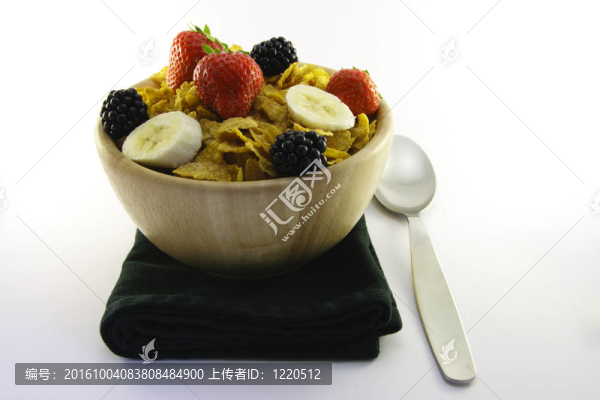 玉米片、餐巾紙和勺子水果