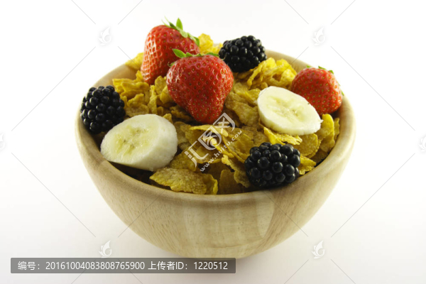 在一個(gè)木碗麥片和水果