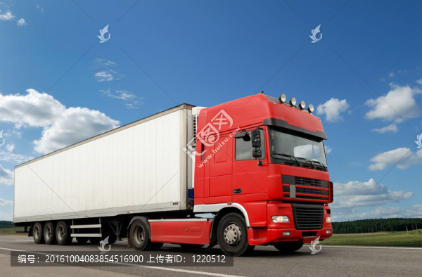 在藍色天空上有白色拖車的紅色卡車
