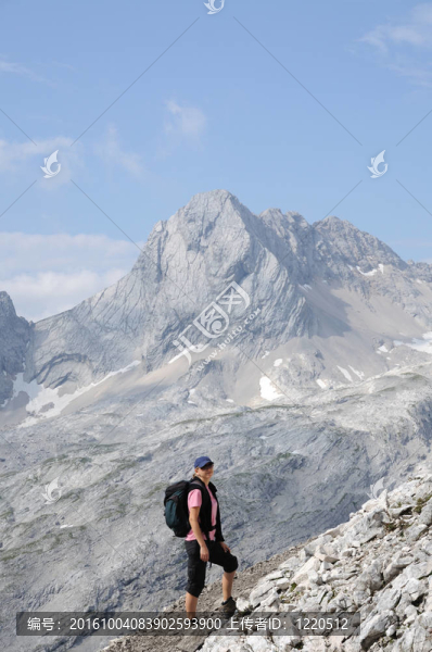在阿爾卑斯山脈的德國Wetterstein山脈遠足；