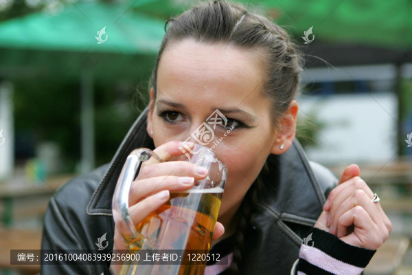 喝啤酒