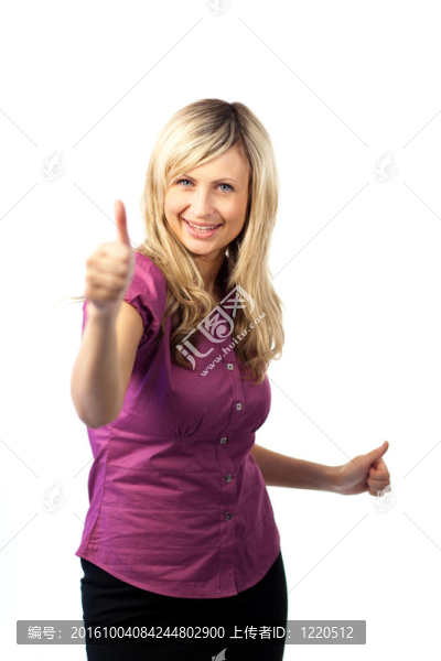 年輕的女人用她的拇指到相機