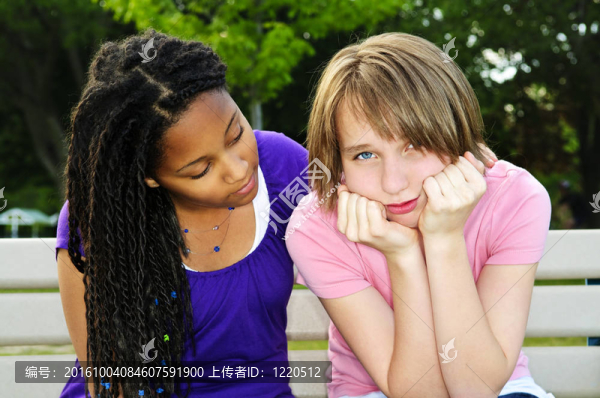 少年安慰她的朋友