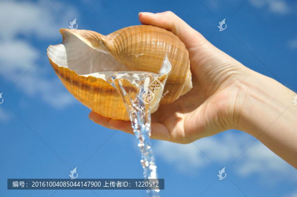 瀑布從一個小船