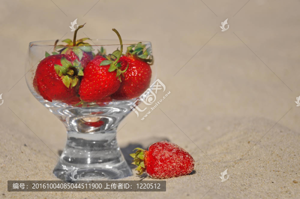Strawberry在一個(gè)玻璃