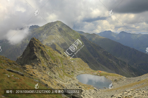 在caltun弗格拉什山湖