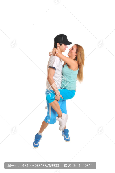 白色的年輕夫婦擁抱