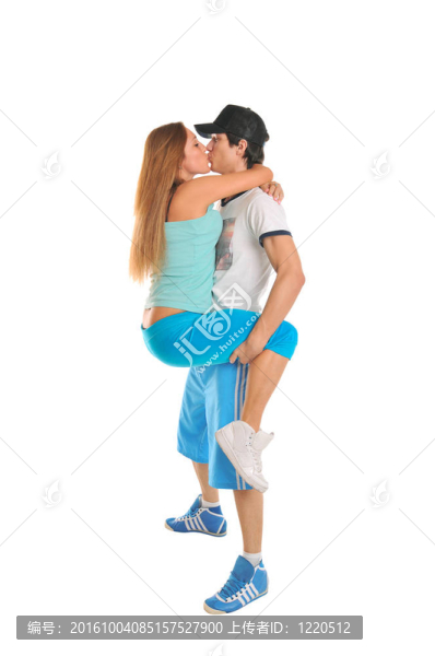 白色的年輕夫婦擁抱