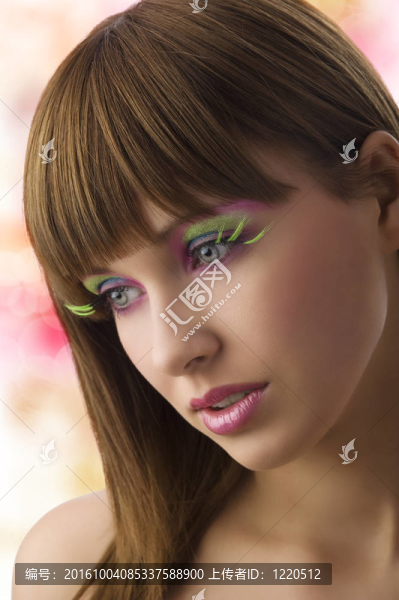 帶有彩色眼睛的女人畫像