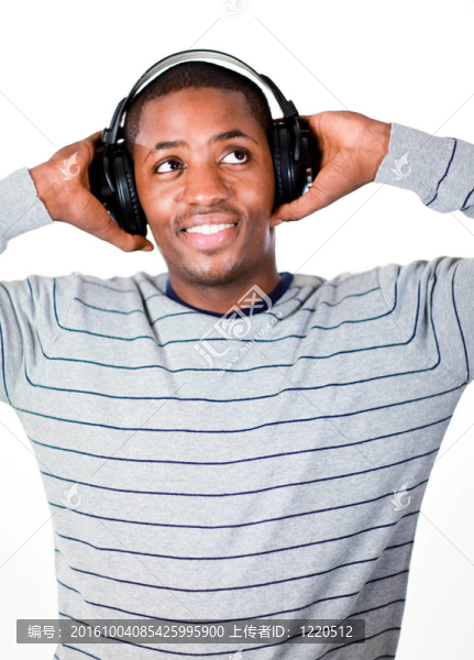 年輕的成年人聽(tīng)音樂(lè)