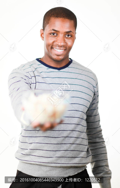 男子拿著流行玉米