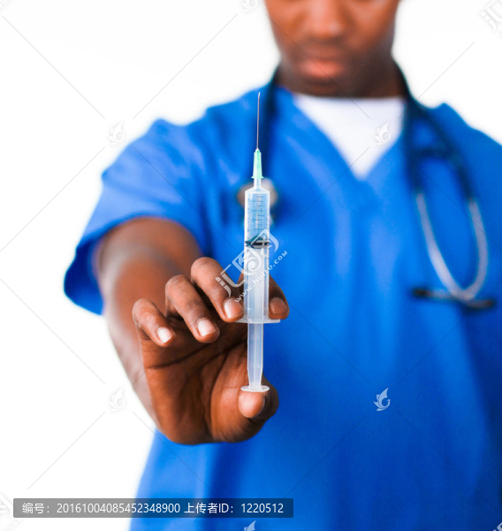醫(yī)生拿著一個注射器