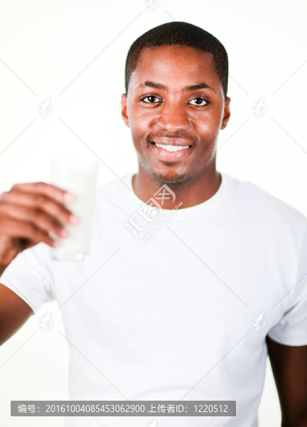 男子喝了一杯牛奶