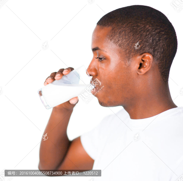 男子喝了一杯牛奶
