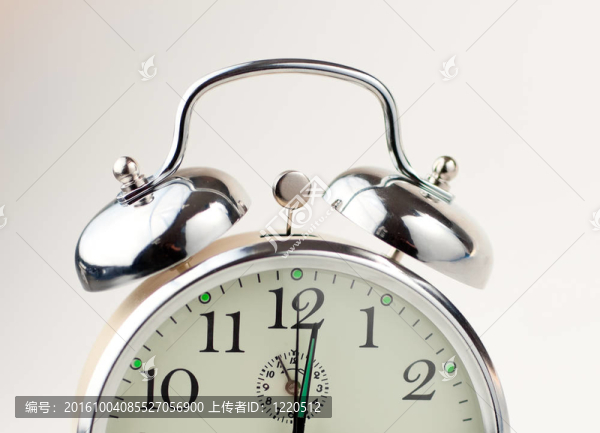 白色的鬧鐘