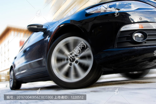 快速移動的汽車