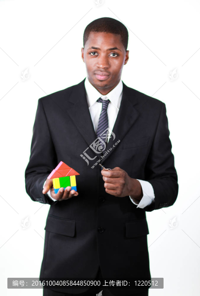 自信的商人與房子的房地產(chǎn)概念
