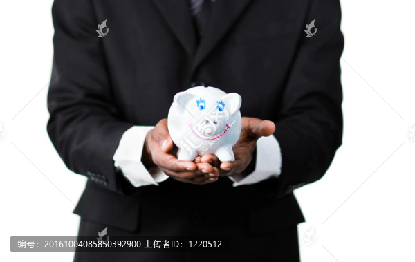 一個商人抱著一個存錢罐