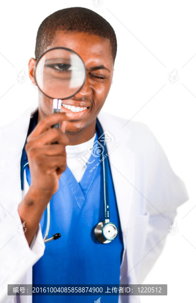 英俊的醫(yī)生透過放大鏡看
