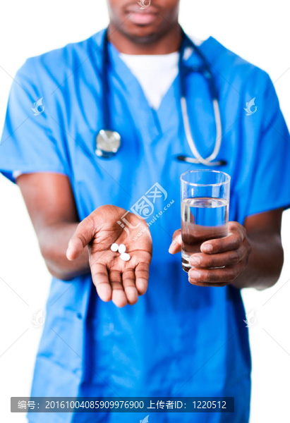 年輕的醫(yī)生拿著藥丸和一杯水