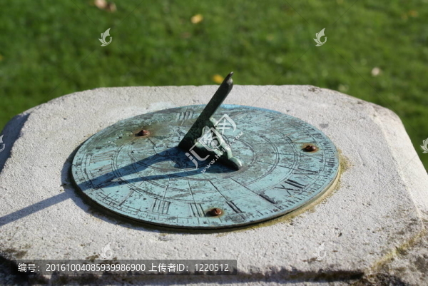 日晷在正式的花園；埃塞克斯郡；薩夫倫沃爾登；英國(guó)