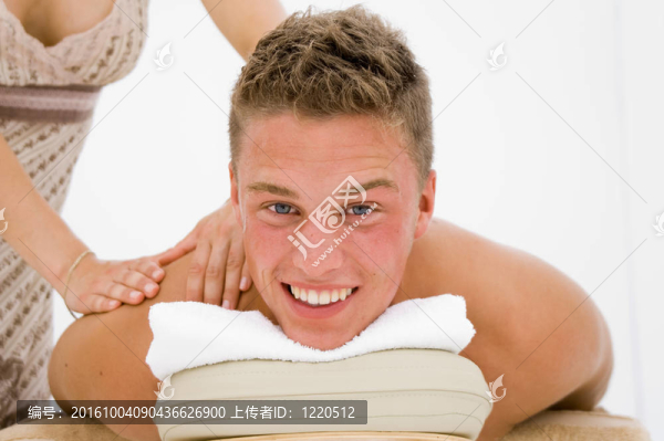 年輕人得到按摩