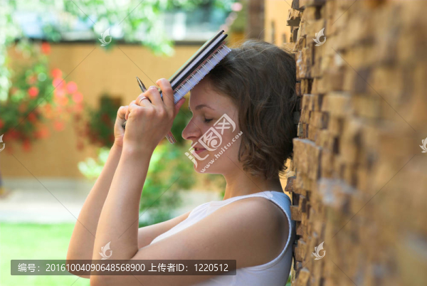 考試失敗后沮喪的學(xué)生