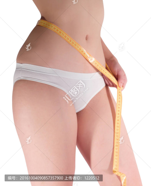 用卷尺測量腰圍的女人