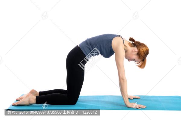 女人练习瑜伽