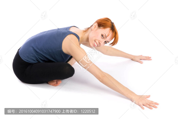微笑的女人做瑜伽練習