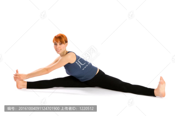 微笑的女人做瑜伽练习