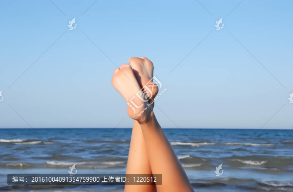 可愛的腿在海灘上