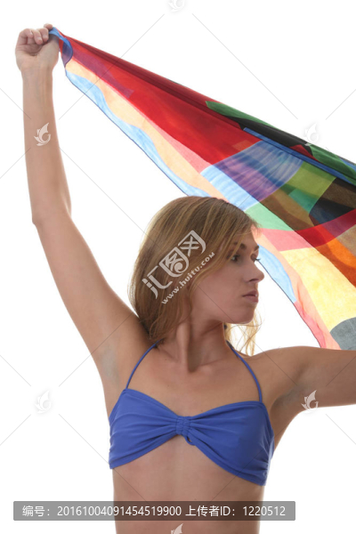 一個年輕漂亮的金發(fā)女人穿著藍(lán)色比基尼
