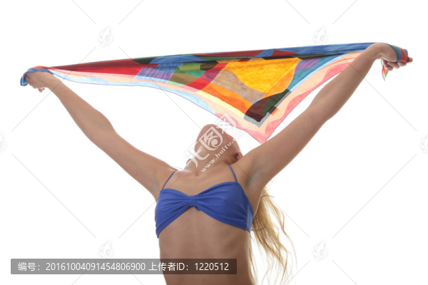 一個年輕漂亮的金發(fā)女人穿著藍(lán)色比基尼