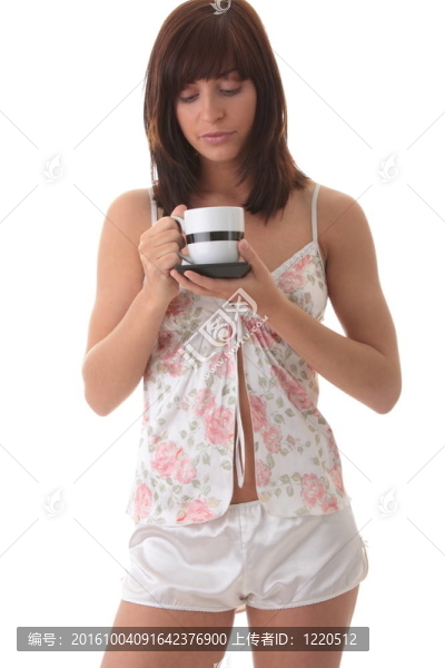 美麗的年輕女子喝著早晨的咖啡