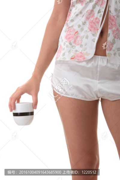美麗的年輕女子喝著早晨的咖啡