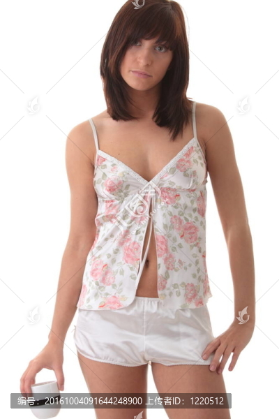 美麗的年輕女子喝著早晨的咖啡