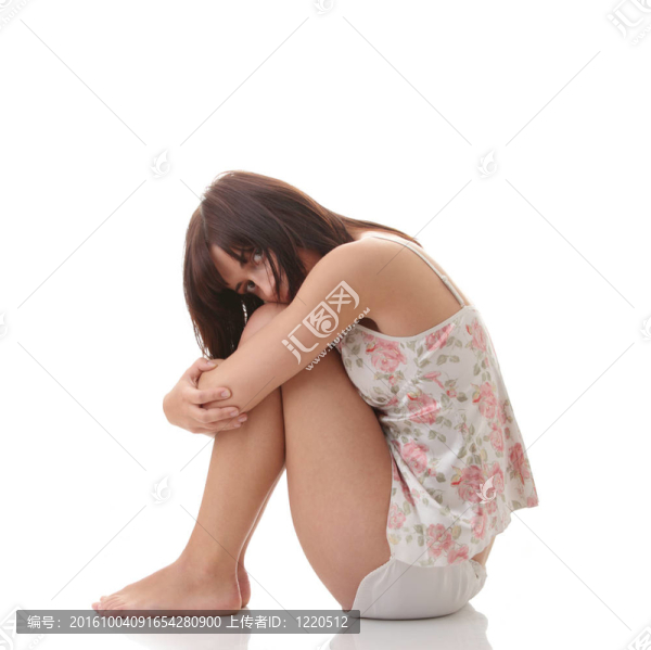 穿著睡衣的年輕女子