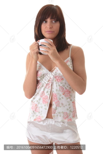 美麗的年輕女子喝著早晨的咖啡