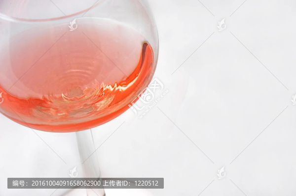 一杯粉紅葡萄酒