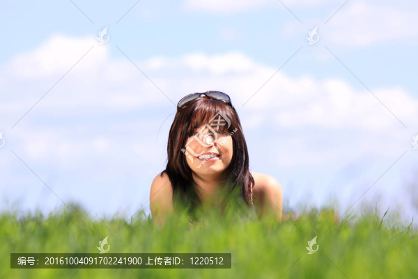 一個(gè)美麗的年輕女子在草地上微笑