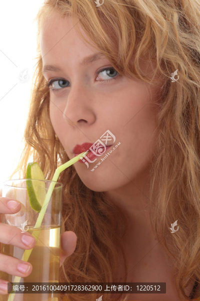 喝著雞尾酒