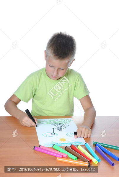 年輕男孩學習畫畫