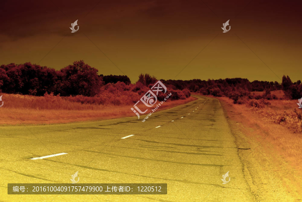 云與路。戲劇性的天空。色調(diào)的圖像。