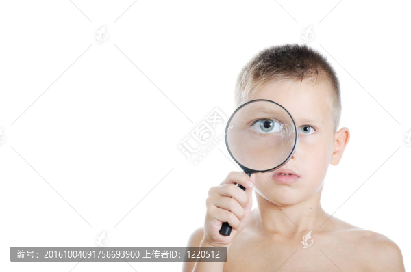 男孩通過放大鏡看
