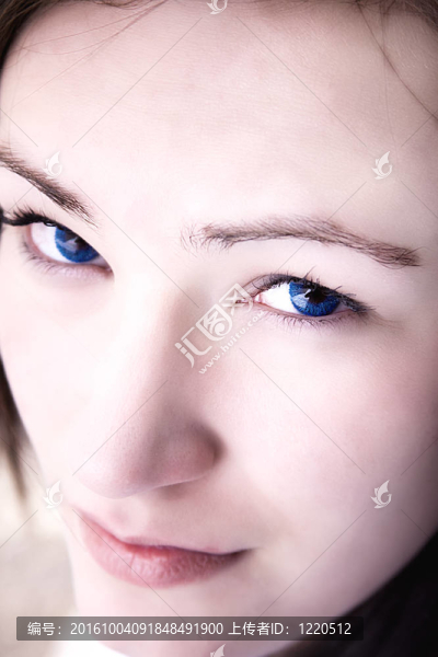 接近一個十幾歲的女孩
