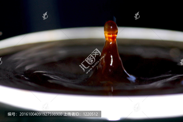 杯子里的咖啡滴