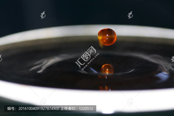 杯子里的兩個咖啡滴