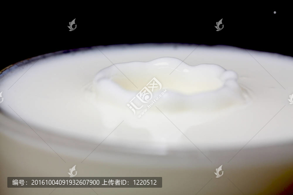 玻璃中的牛奶滴