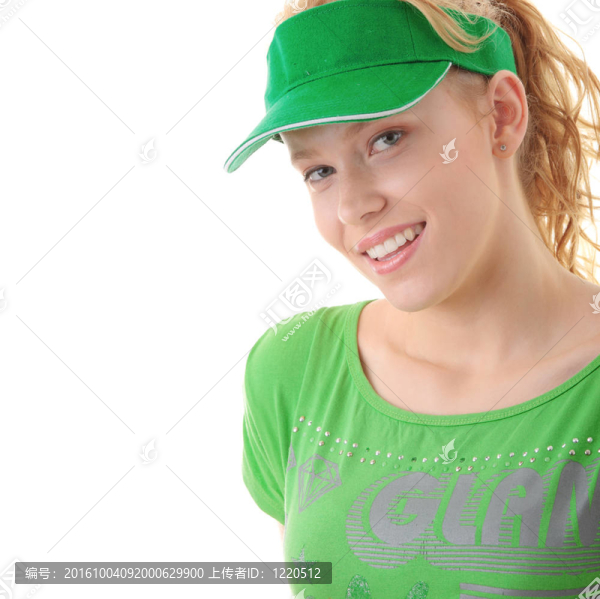 年輕漂亮的金發(fā)女人與綠色的帽子